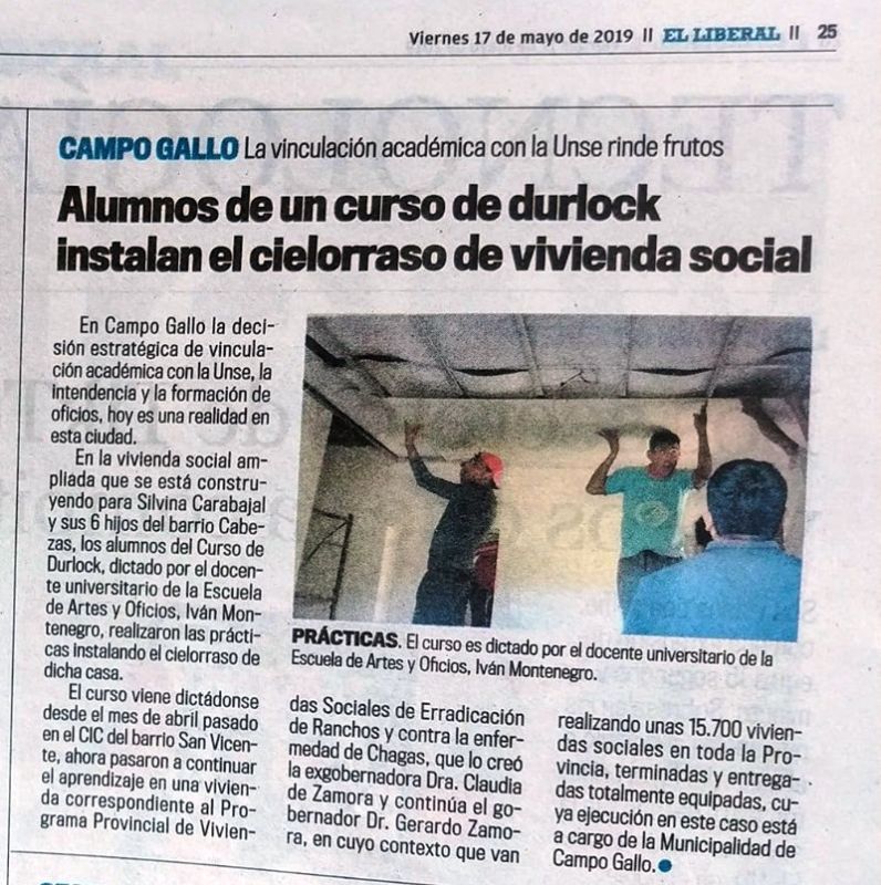 Alumnos de un Curso de Durlock instalan el cielorraso de Vivienda Social en Campo Gallo.