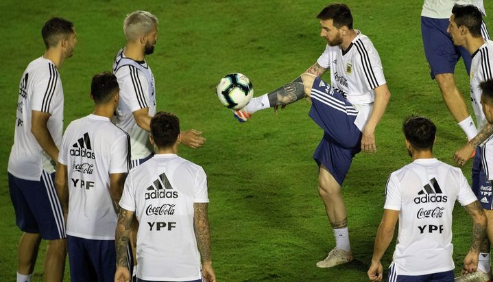 Argentina reinicia el sueño de ser campeón con un debut difícil frente a Colombia