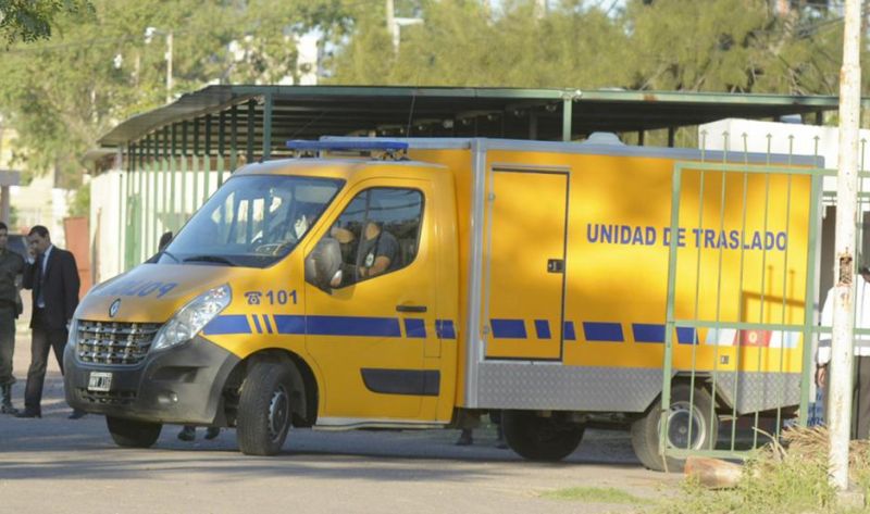 Chocó contra la parte trasera de un acoplado y murió en el acto