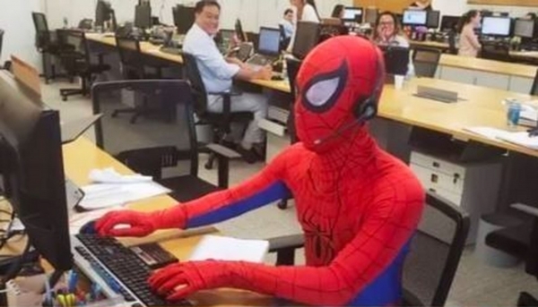 VIDEO: Renunció y se presentó al último día de trabajo disfrazado de Spiderman