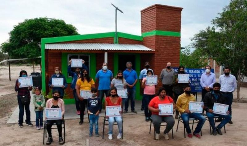 El Gobierno provincial entregó 12 viviendas sociales amobladas en el departamento Salavina