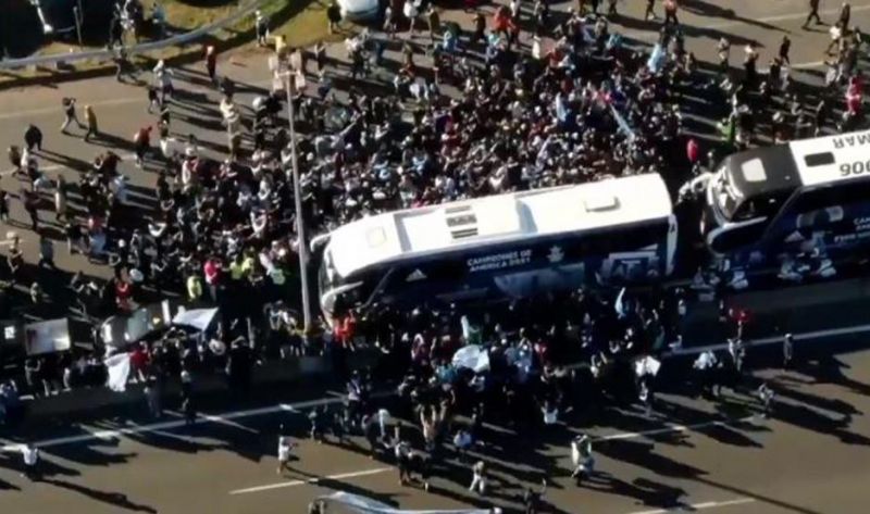 Una multitud esperó a los campeones y los acompañó hasta el predio de Ezeiza