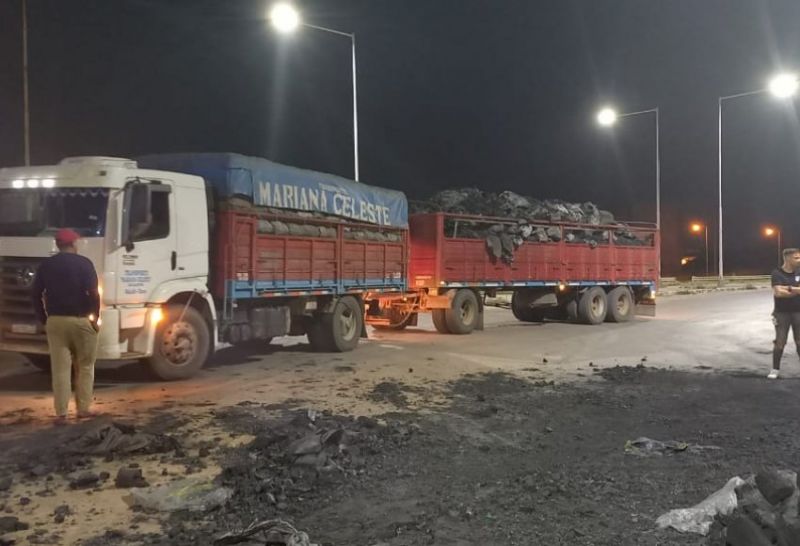 Camionero conducía alcoholizado, terminó volcando en la ruta 16 y lo detuvieron