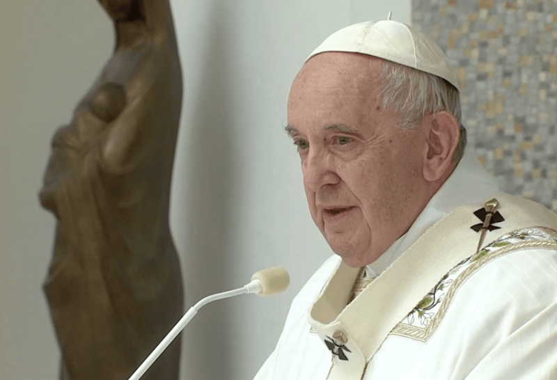 "Sufro y lloro pensando en los sufrimientos de la población ucraniana, en particular los más débiles", reveló el Papa