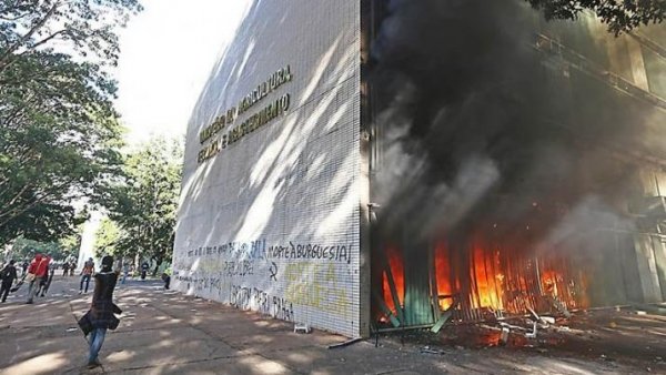 Manifestantes incendiaron el Ministerio de Agricultura en una protesta contra Temer