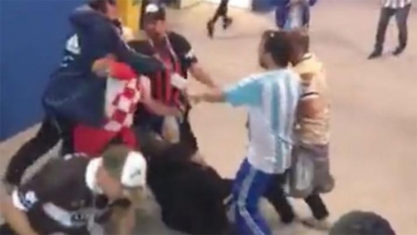 Hinchas argentinos golpearon a dos croatas luego del partido de Argentina
