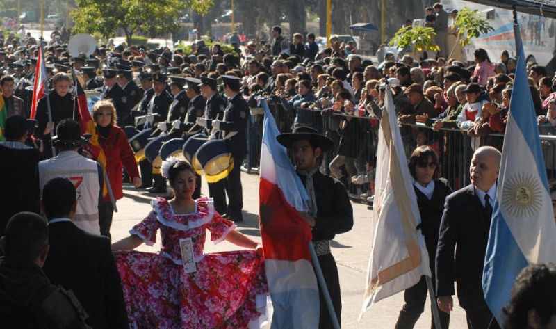 Desfile cívico militar en el parque