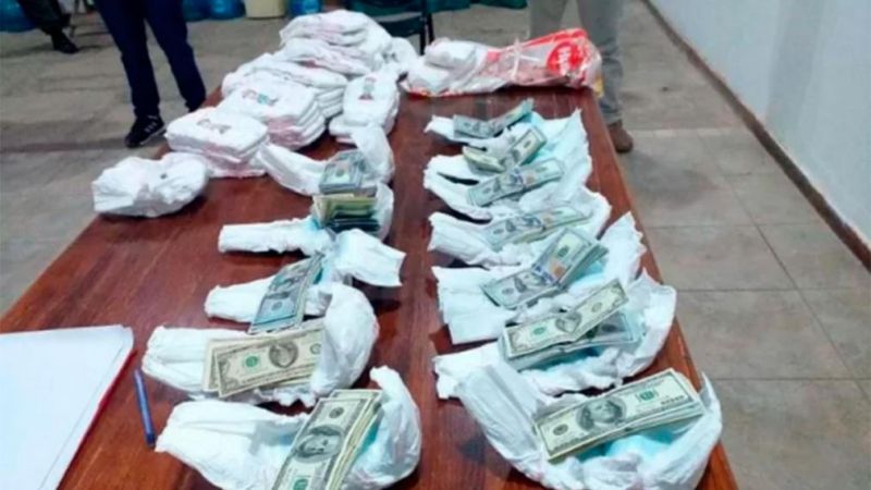 Gendarmería realizó tres allanamientos y secuestraron 300.000 dólares y neumáticos