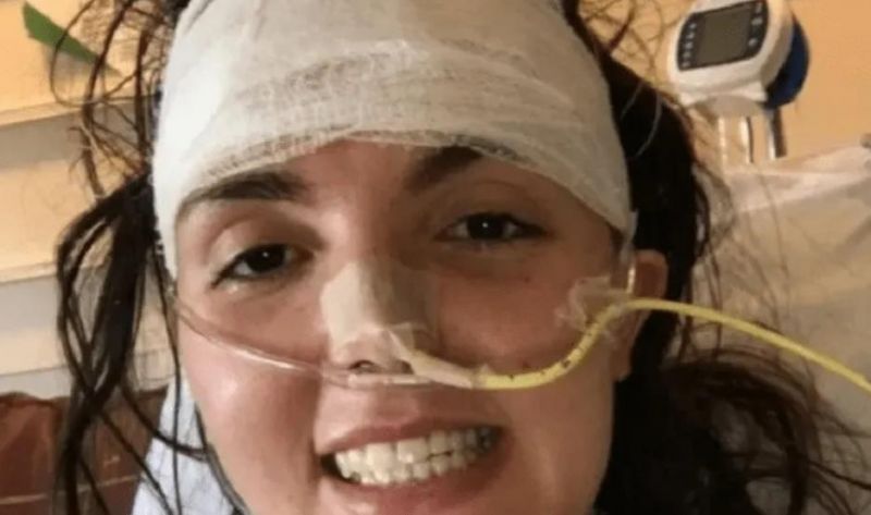 Sobrevive luego de que su cerebro “explotara” mientras veía televisión