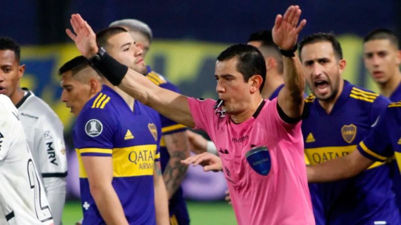 El árbitro colombiano Rojas fue suspendido por el mal desempeño en Boca-Atlético Mineiro