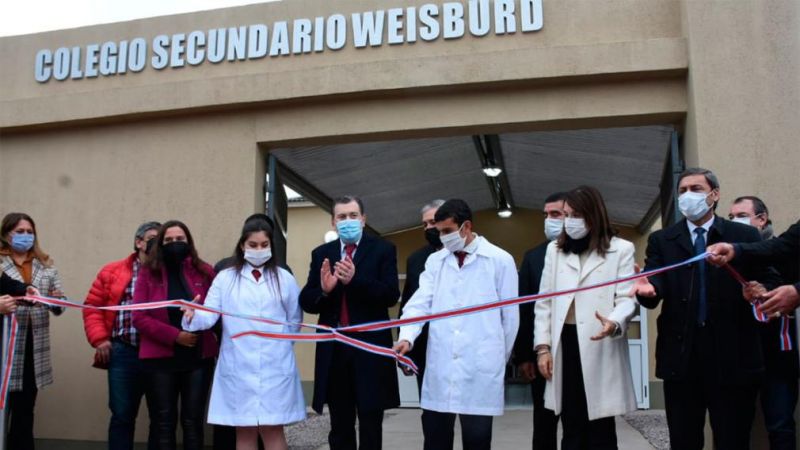 Zamora habilitó dos edificios educativos, entregó 65 viviendas y anunció obras para Weisburd