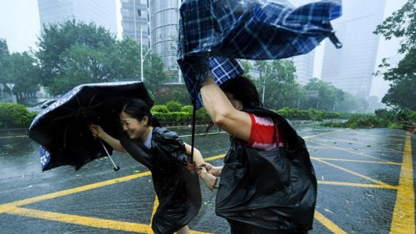 El supertifón Mangkhut llegó al sur de China con vientos de 160 km/h