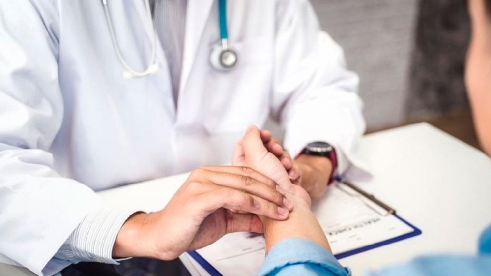 Un médico clínico fue denunciado por el supuesto abuso de una joven de 24 años