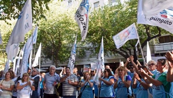 La marcha federal confluye en la Plaza de Mayo en demanda de una paritaria nacional