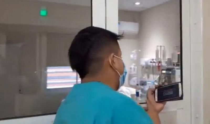 Joven le canta a pacientes internados por Covid en el Mama Antula