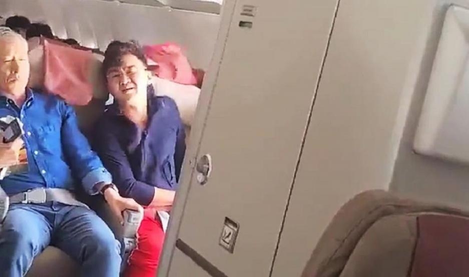 La insólita explicación del pasajero que abrió la puerta de un avión en pleno vuelo