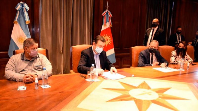 Gerardo Zamora impulsó un proyecto de ley para la titularización de docentes suplentes