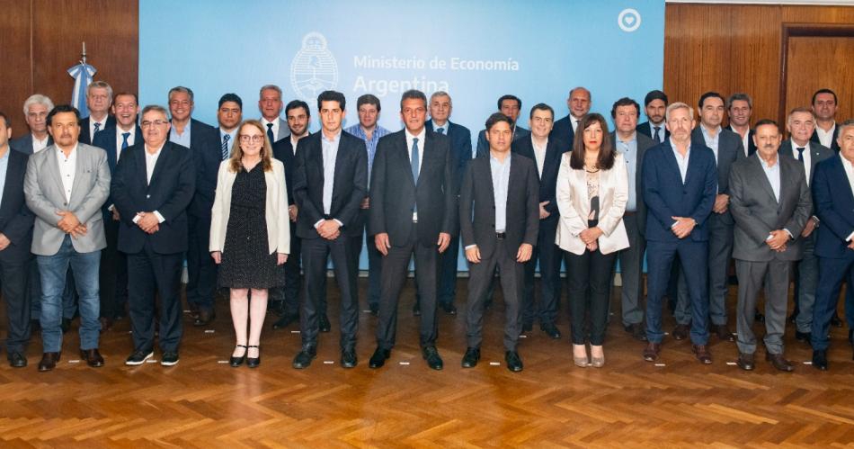 Massa garantizó plata para pagar sueldos y aguinaldos a gobernadores.