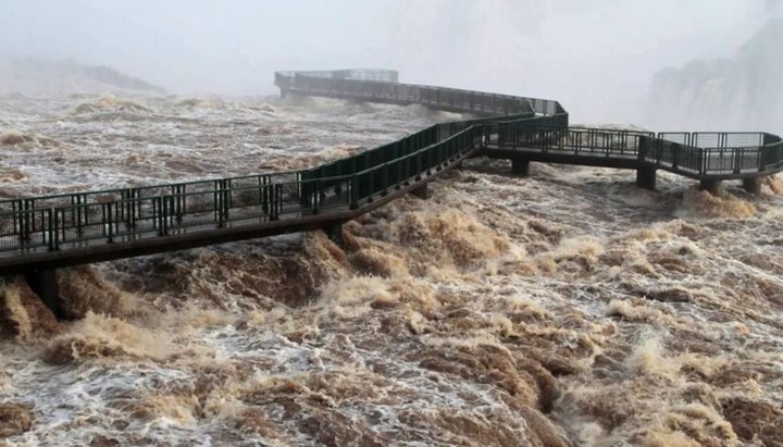 Impactantes imágenes: por la crecida del río, las Cataratas continúan cerradas mientras avanzan las tareas de recuperación