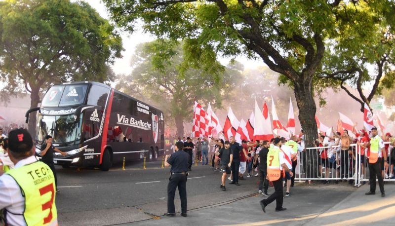 River llegó al país y miles de hinchas los recibieron como campeones