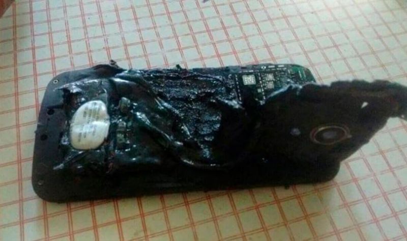 Se durmió con el celular cargando y le explotó en la mano