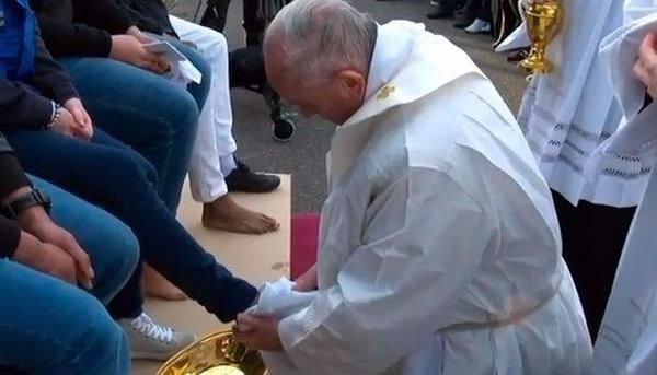 Francisco lavará los pies de 12 presos, incluido un argentino.