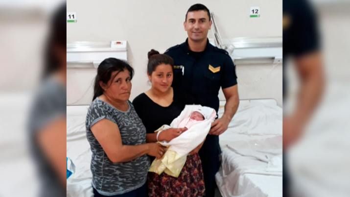 En plena tormenta, un policía ayudó a una joven madre a dar a luz