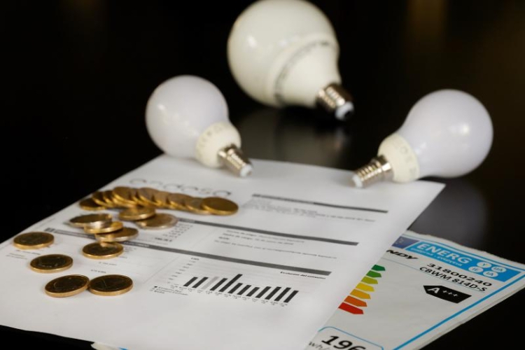 El Gobierno postergó hasta mitad de año la quita de subsidios a las tarifas de gas y electricidad
