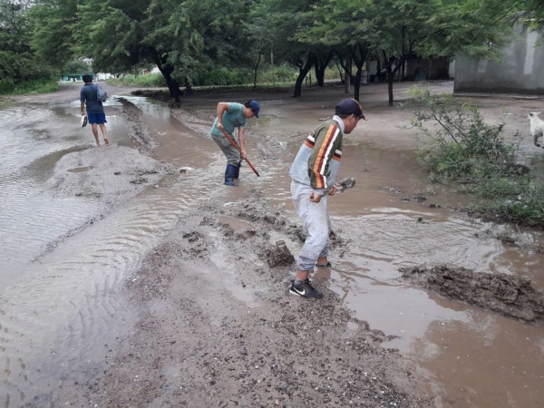 Intensifican trabajos para desagotar la gran cantidad de agua acumulada