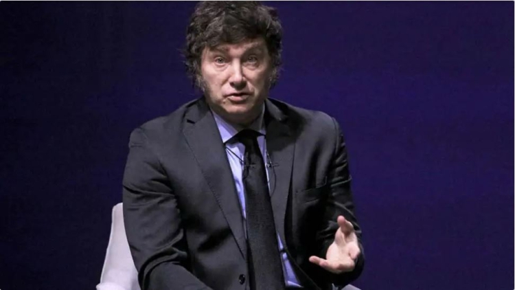 Ahora Milei acusó al periodismo de haberse "corrompido, ensuciado y prostituido"