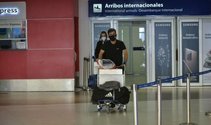 Argentina también busca blindarse de la nueva cepa de coronavirus: llegó el último vuelo desde Reino Unido