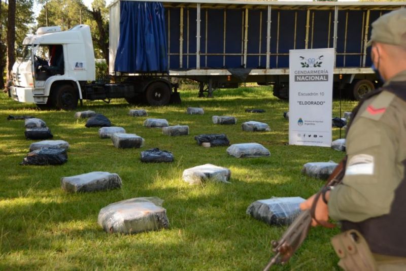 Abandonan un camión con más de 3 toneladas de marihuana en su interior