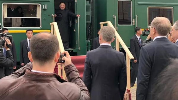 Kim llegó a Rusia en su tren verde para reunirse con Putin