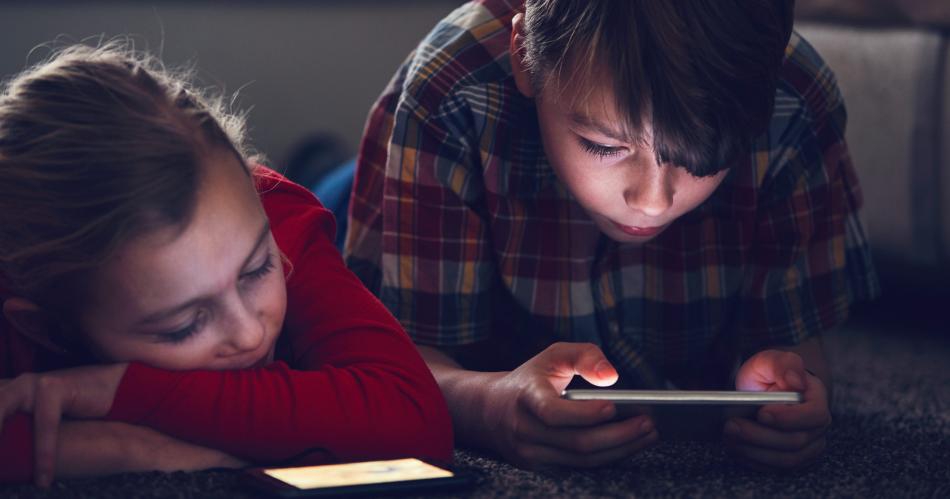 Vacaciones: el uso desmedido de las redes sociales en los niños puede resultar nocivo.