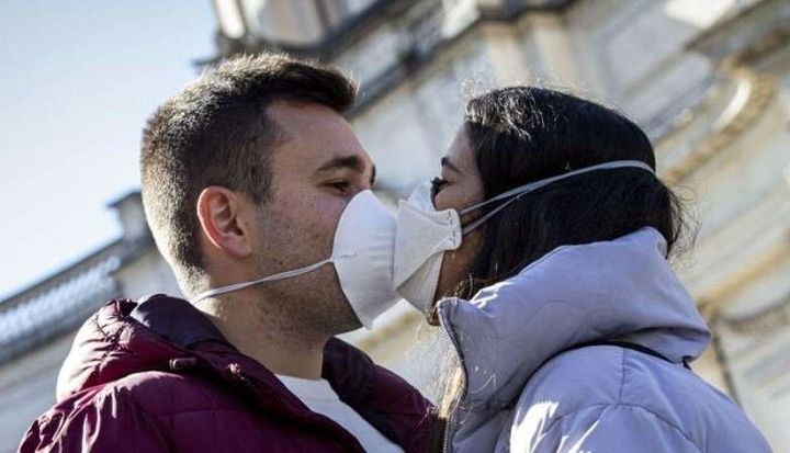 La OMS dice que hasta que no haya una vacuna para el Covid-19 no habrá abrazos ni besos
