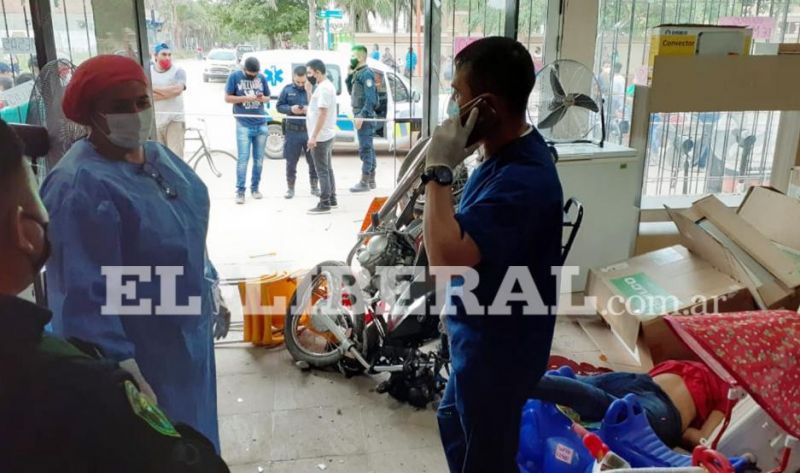 Conmoción en Quimilí: Un joven motociclista murió en el acto, al chocar y terminar dentro de un negocio