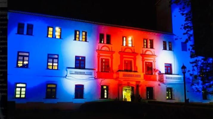 La Casa de Gobierno se iluminó con los colores de la bandera santiagueña