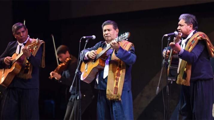 El Chaqueño Palavecino y Los Manseros animaron la primera luna de Cosquín