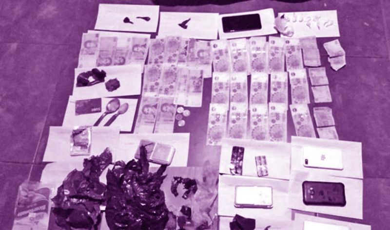 Se tragó un envoltorio de cocaína cuando la policía allanaba su casa y murió de un ataque
