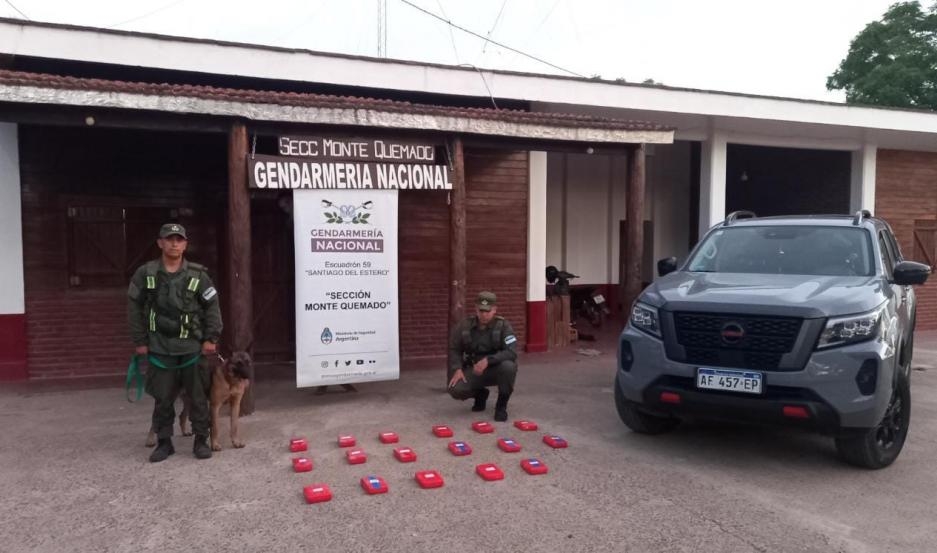 Gendarmería detuvo a dos hombres que llevaban más de 18 kilos de cocaína escondidos en su camioneta