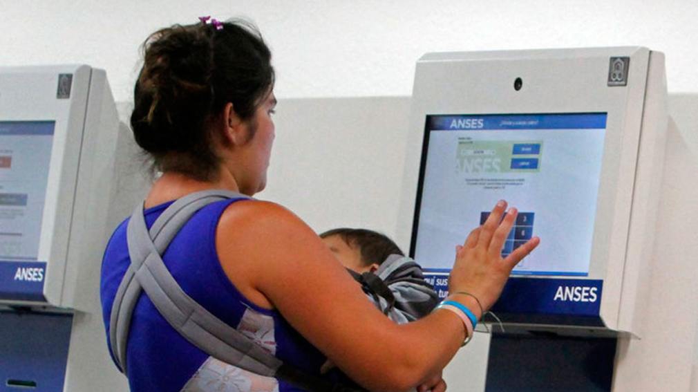 Titulares de la AUH con dos hijos cobrarán más de 35 mil pesos si presentan la Libreta escolar y sanitaria