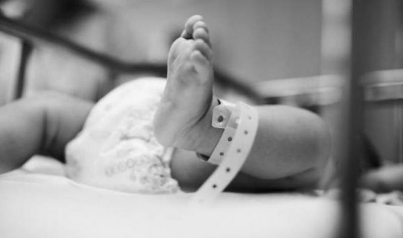 Murió una beba de tres meses por supuestos malos tratos y acusaron a su padre, un policía que fue apartado