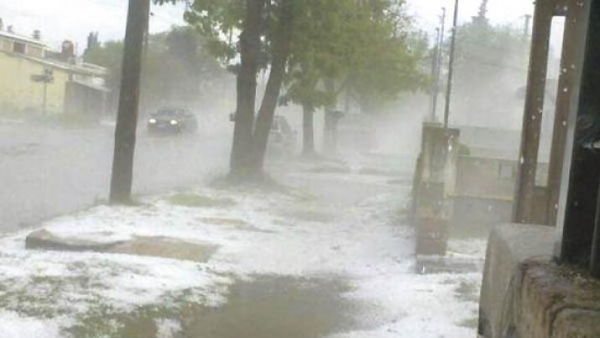 VIDEO | El cambio llegó a la capital con una furiosa tormenta y granizo