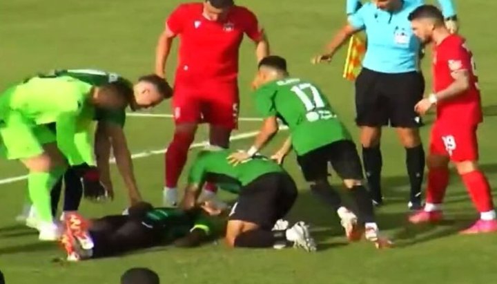 Conmoción en el fútbol: murió el jugador ghanés Raphael Dwamena en pleno partido
