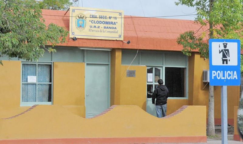Fue a comprar comida y el dueño del almacén le manoseó los senos