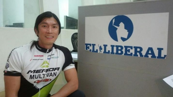 Jacky Chen recorre el mundo en bicicleta y ahora está en Santiago