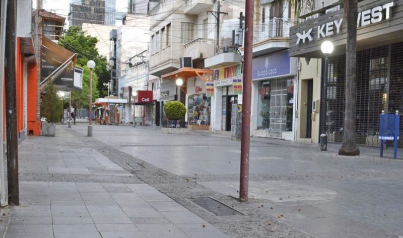 El comercio no atenderá el jueves 9, pero varios abrirán sus puertas durante el viernes