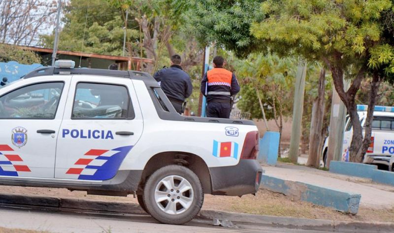 Le dispararon en la cabeza a un joven y su casco lo salvó