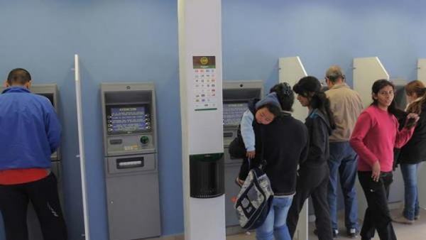 Mañana comenzarán los pagos de haberes a jubilados y a la administración pública