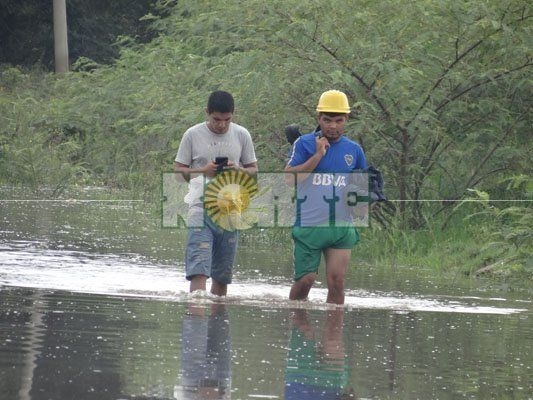 Con el agua “en la puerta”, las familias ribereñas esperan el pico de la crecida